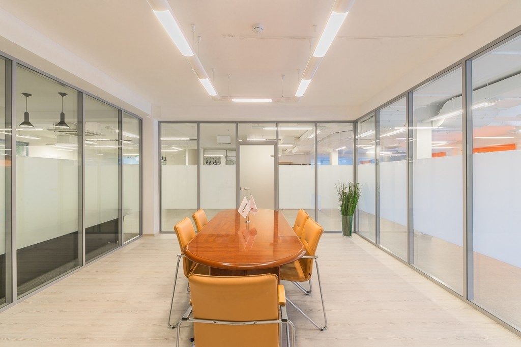 Стеклянные офисные перегородки-виды конструкций, особенности, требования к стеклянным перегородкам