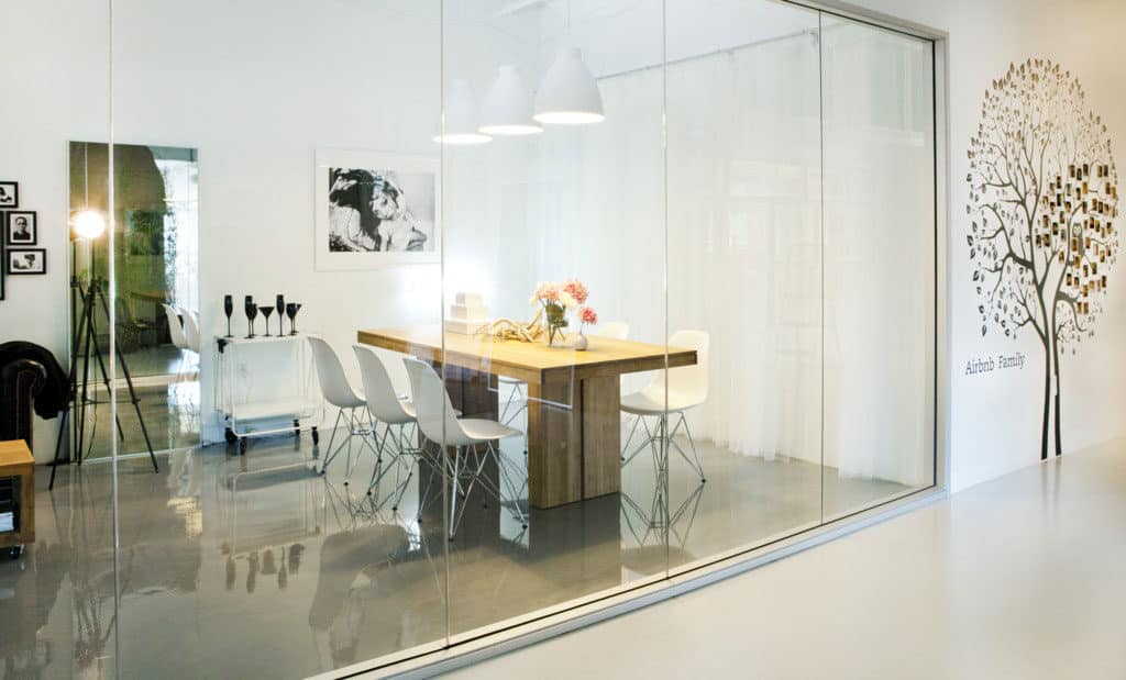 Стеклянные офисные перегородки-виды конструкций, особенности, требования к стеклянным перегородкам