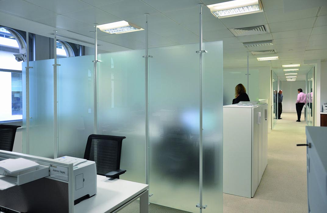 Мобильные перегородки из стекла для офиса-вес и размеры, достоинства и недостатки