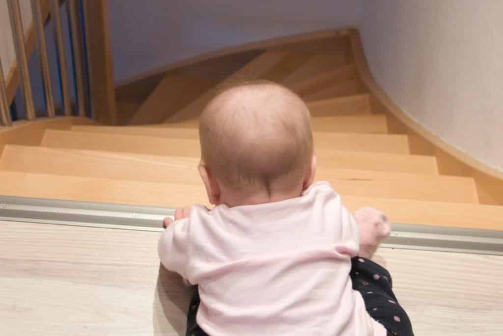 Перегородка на лестницу и в дверной проем для безопасности детей